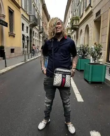 Lil Pump: Black Polo Shirt And Beige Bag - Iconic Outfits